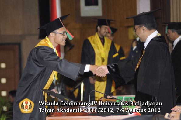 wisuda-unpad-gel-iv-2011_2012-ftip-oleh-rektor-028