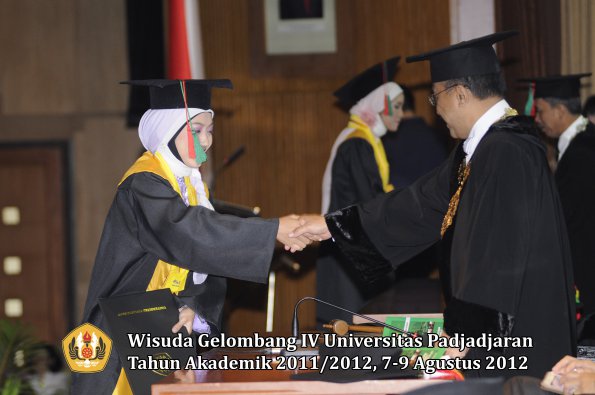 wisuda-unpad-gel-iv-2011_2012-ftip-oleh-rektor-032