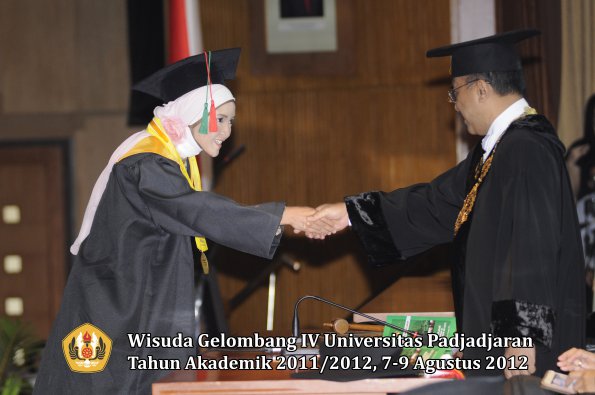 wisuda-unpad-gel-iv-2011_2012-ftip-oleh-rektor-033