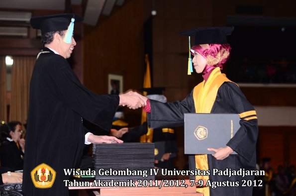 wisuda-unpad-gel-iv-2011_2012-fakultas-farmasi-oleh-dekan-007