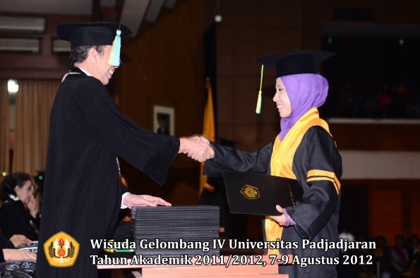 wisuda-unpad-gel-iv-2011_2012-fakultas-farmasi-oleh-dekan-010