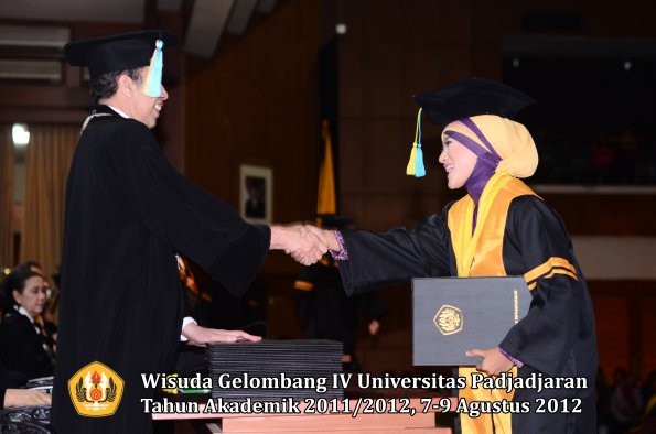 wisuda-unpad-gel-iv-2011_2012-fakultas-farmasi-oleh-dekan-021