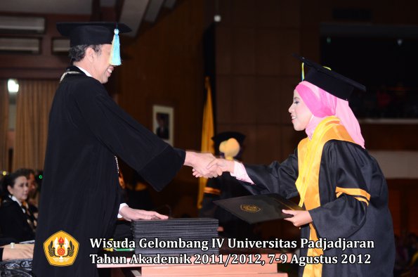 wisuda-unpad-gel-iv-2011_2012-fakultas-farmasi-oleh-dekan-022