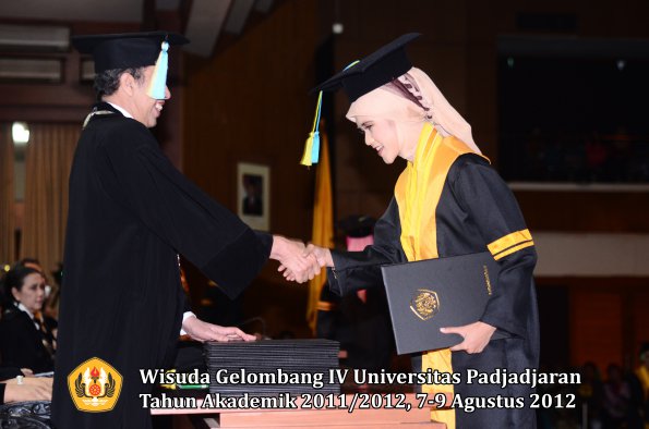 wisuda-unpad-gel-iv-2011_2012-fakultas-farmasi-oleh-dekan-023