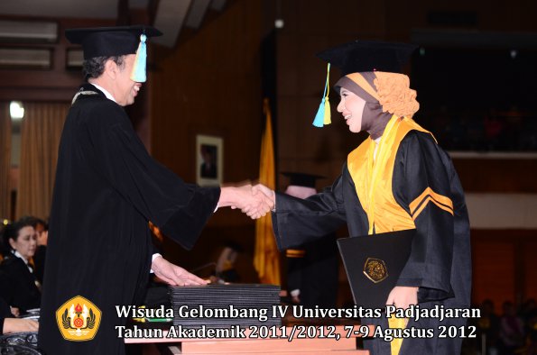 wisuda-unpad-gel-iv-2011_2012-fakultas-farmasi-oleh-dekan-025