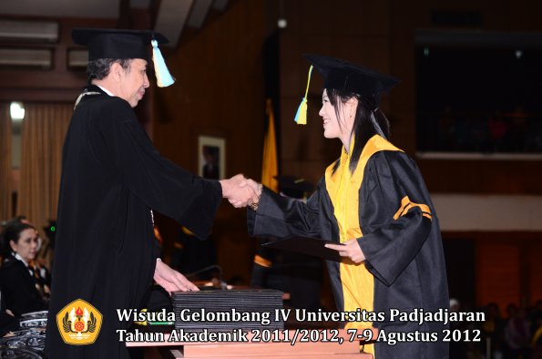 wisuda-unpad-gel-iv-2011_2012-fakultas-farmasi-oleh-dekan-027