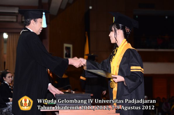 wisuda-unpad-gel-iv-2011_2012-fakultas-farmasi-oleh-dekan-028