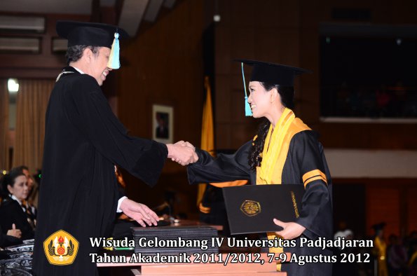 wisuda-unpad-gel-iv-2011_2012-fakultas-farmasi-oleh-dekan-030