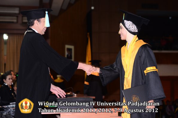 wisuda-unpad-gel-iv-2011_2012-fakultas-farmasi-oleh-dekan-031