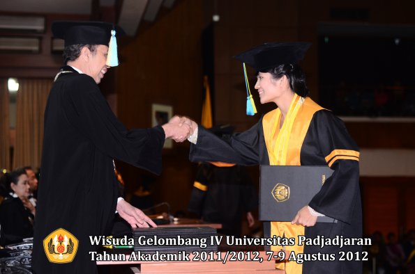 wisuda-unpad-gel-iv-2011_2012-fakultas-farmasi-oleh-dekan-032