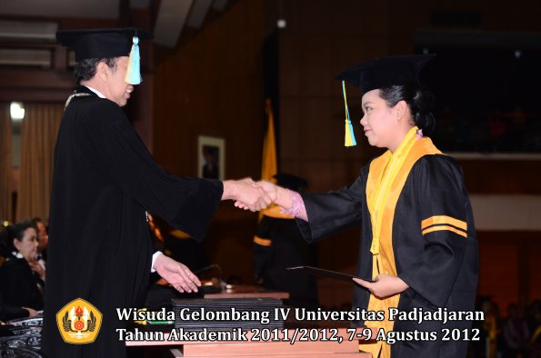 wisuda-unpad-gel-iv-2011_2012-fakultas-farmasi-oleh-dekan-033