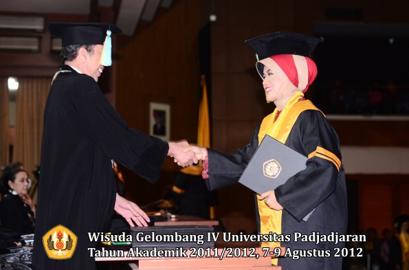 wisuda-unpad-gel-iv-2011_2012-fakultas-farmasi-oleh-dekan-034