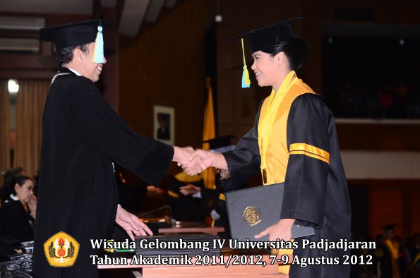 wisuda-unpad-gel-iv-2011_2012-fakultas-farmasi-oleh-dekan-036