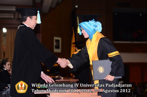 wisuda-unpad-gel-iv-2011_2012-fakultas-farmasi-oleh-dekan-037