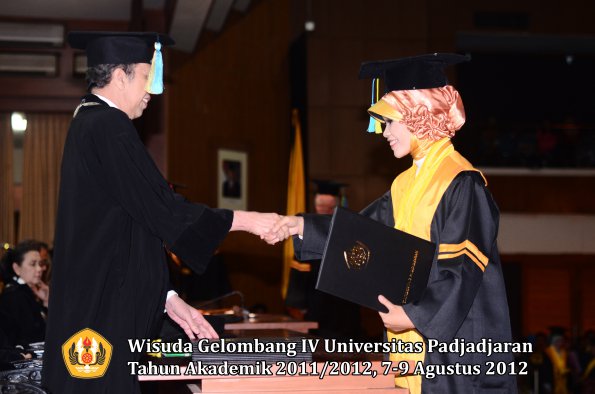 wisuda-unpad-gel-iv-2011_2012-fakultas-farmasi-oleh-dekan-039