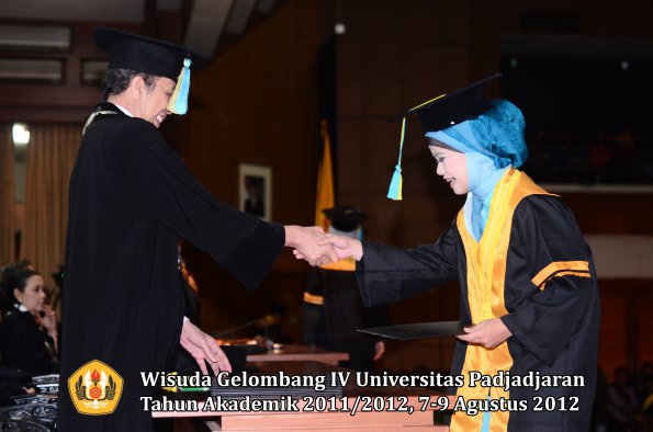 wisuda-unpad-gel-iv-2011_2012-fakultas-farmasi-oleh-dekan-042