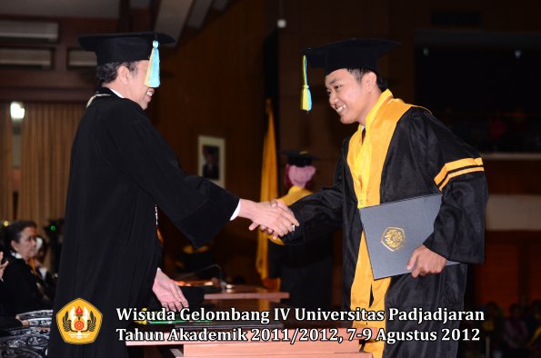 wisuda-unpad-gel-iv-2011_2012-fakultas-farmasi-oleh-dekan-049