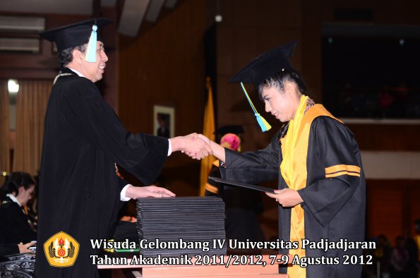 wisuda-unpad-gel-iv-2011_2012-fakultas-farmasi-oleh-dekan-052