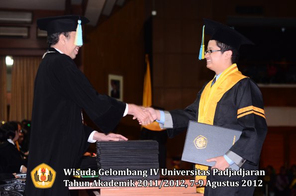 wisuda-unpad-gel-iv-2011_2012-fakultas-farmasi-oleh-dekan-054