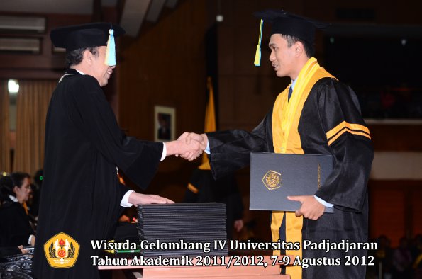 wisuda-unpad-gel-iv-2011_2012-fakultas-farmasi-oleh-dekan-057