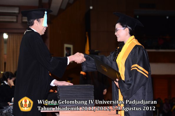 wisuda-unpad-gel-iv-2011_2012-fakultas-farmasi-oleh-dekan-058