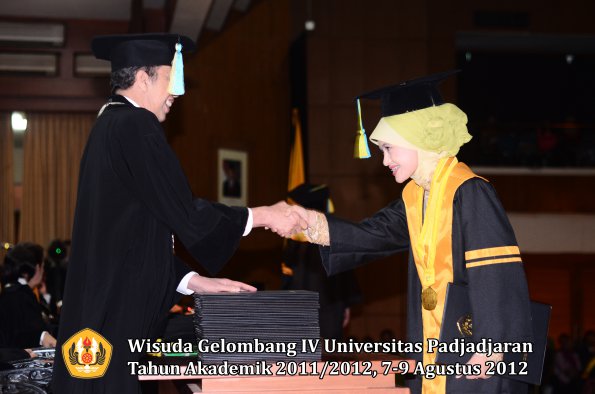 wisuda-unpad-gel-iv-2011_2012-fakultas-farmasi-oleh-dekan-060