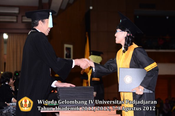 wisuda-unpad-gel-iv-2011_2012-fakultas-farmasi-oleh-dekan-061