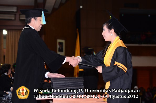 wisuda-unpad-gel-iv-2011_2012-fakultas-farmasi-oleh-dekan-062