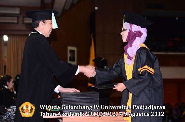 wisuda-unpad-gel-iv-2011_2012-fakultas-farmasi-oleh-dekan-063