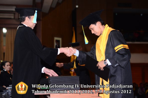 wisuda-unpad-gel-iv-2011_2012-fakultas-farmasi-oleh-dekan-069