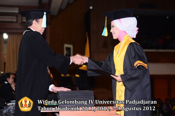 wisuda-unpad-gel-iv-2011_2012-fakultas-farmasi-oleh-dekan-070