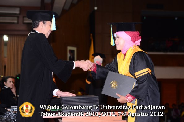 wisuda-unpad-gel-iv-2011_2012-fakultas-farmasi-oleh-dekan-071