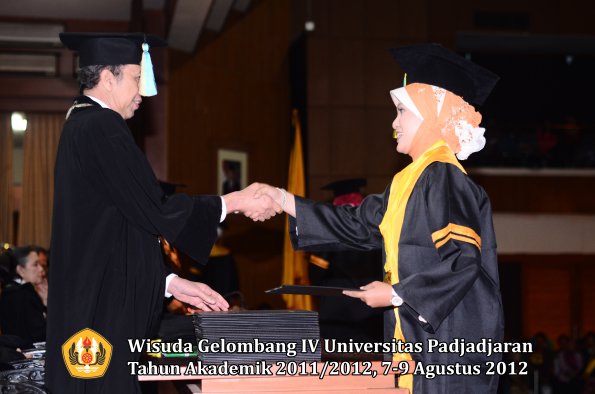 wisuda-unpad-gel-iv-2011_2012-fakultas-farmasi-oleh-dekan-072