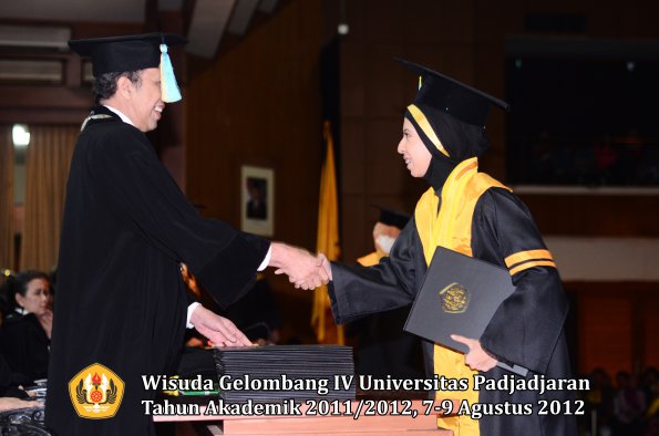 wisuda-unpad-gel-iv-2011_2012-fakultas-farmasi-oleh-dekan-073