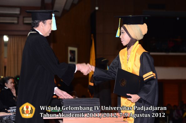 wisuda-unpad-gel-iv-2011_2012-fakultas-farmasi-oleh-dekan-074