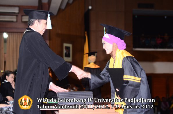 wisuda-unpad-gel-iv-2011_2012-fakultas-farmasi-oleh-dekan-075