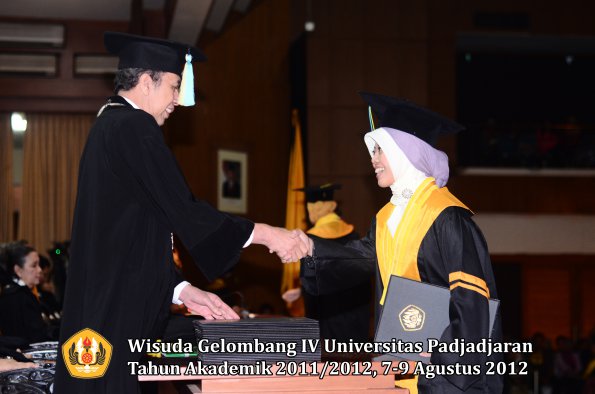 wisuda-unpad-gel-iv-2011_2012-fakultas-farmasi-oleh-dekan-077