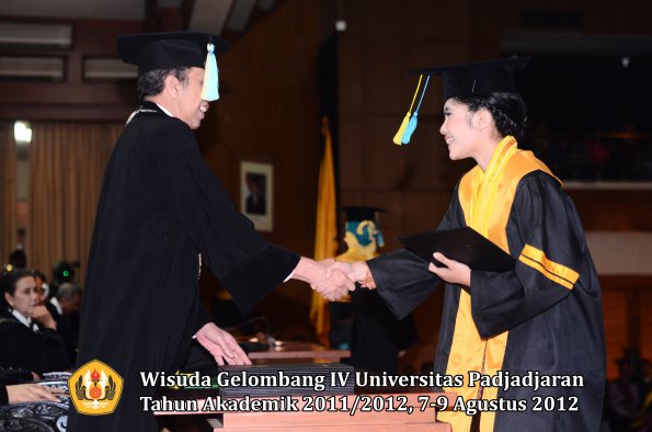 wisuda-unpad-gel-iv-2011_2012-fakultas-farmasi-oleh-dekan-087