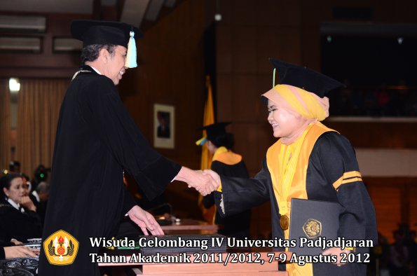 wisuda-unpad-gel-iv-2011_2012-fakultas-farmasi-oleh-dekan-088