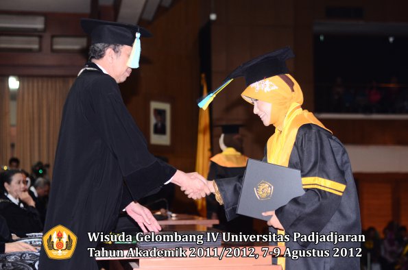 wisuda-unpad-gel-iv-2011_2012-fakultas-farmasi-oleh-dekan-090