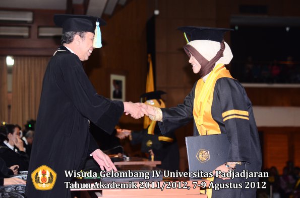 wisuda-unpad-gel-iv-2011_2012-fakultas-farmasi-oleh-dekan-091