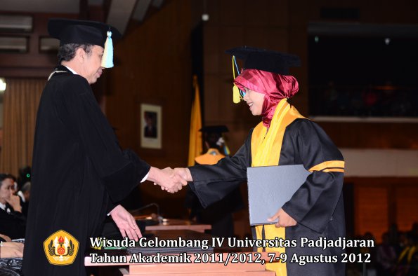 wisuda-unpad-gel-iv-2011_2012-fakultas-farmasi-oleh-dekan-097