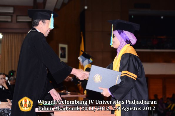 wisuda-unpad-gel-iv-2011_2012-fakultas-farmasi-oleh-dekan-099