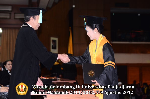 wisuda-unpad-gel-iv-2011_2012-fakultas-farmasi-oleh-dekan-100