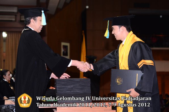 wisuda-unpad-gel-iv-2011_2012-fakultas-farmasi-oleh-dekan-101