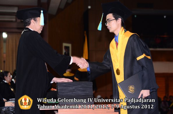 wisuda-unpad-gel-iv-2011_2012-fakultas-farmasi-oleh-dekan-105