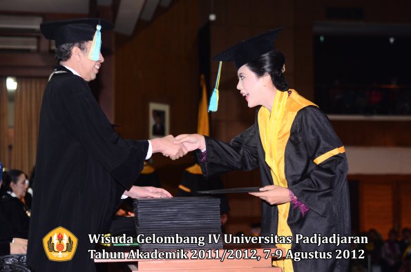 wisuda-unpad-gel-iv-2011_2012-fakultas-farmasi-oleh-dekan-107