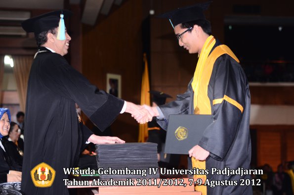 wisuda-unpad-gel-iv-2011_2012-fakultas-farmasi-oleh-dekan-109