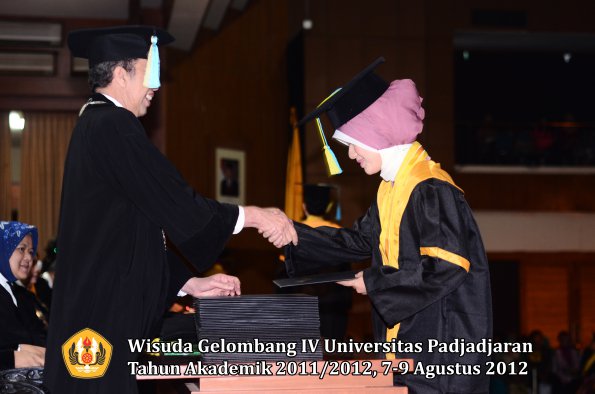 wisuda-unpad-gel-iv-2011_2012-fakultas-farmasi-oleh-dekan-113