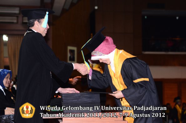 wisuda-unpad-gel-iv-2011_2012-fakultas-farmasi-oleh-dekan-114